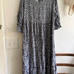 Maternity gray dot dress. 3/4 sleeve with tie waist.